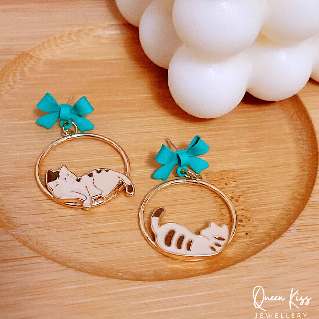 Super Cute Resting Kitty and Bowknot Love Earrings -- Nap Time!!