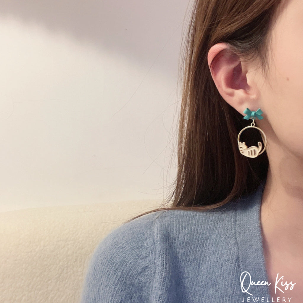 Super Cute Resting Kitty and Bowknot Love Earrings -- Nap Time!!