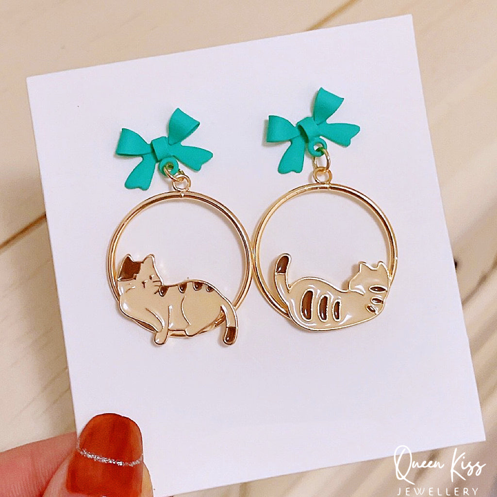 Super Cute Resting Kitty and Bowknot Love Earrings -- Nap Time!!