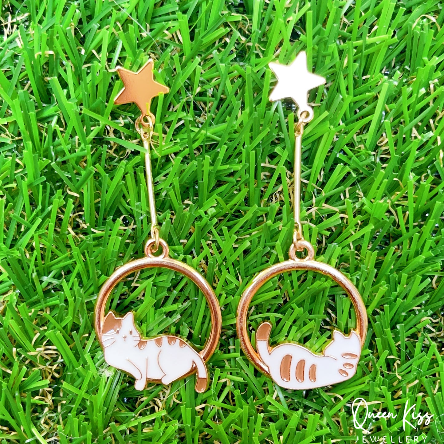 Super Cute Resting Kitty Cat Earrings -- Meow World!!