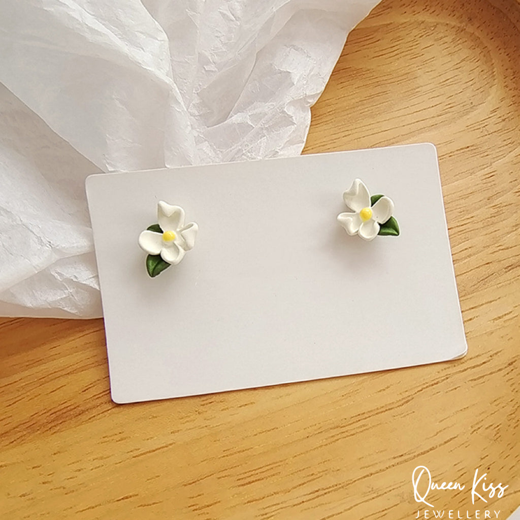 Enamel White Floral Flowers Stud Earrings -- Floral Lady !!