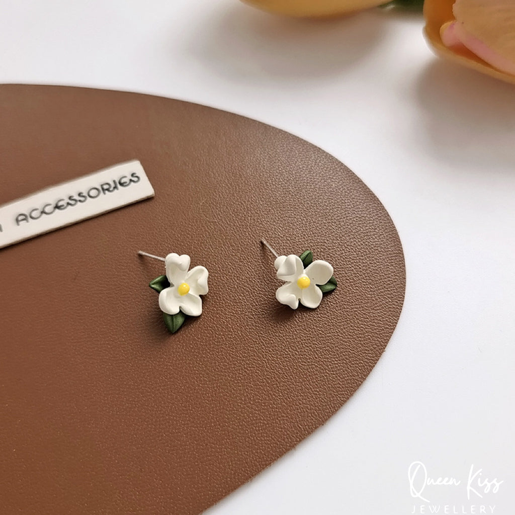 Enamel White Floral Flowers Stud Earrings -- Floral Lady !!