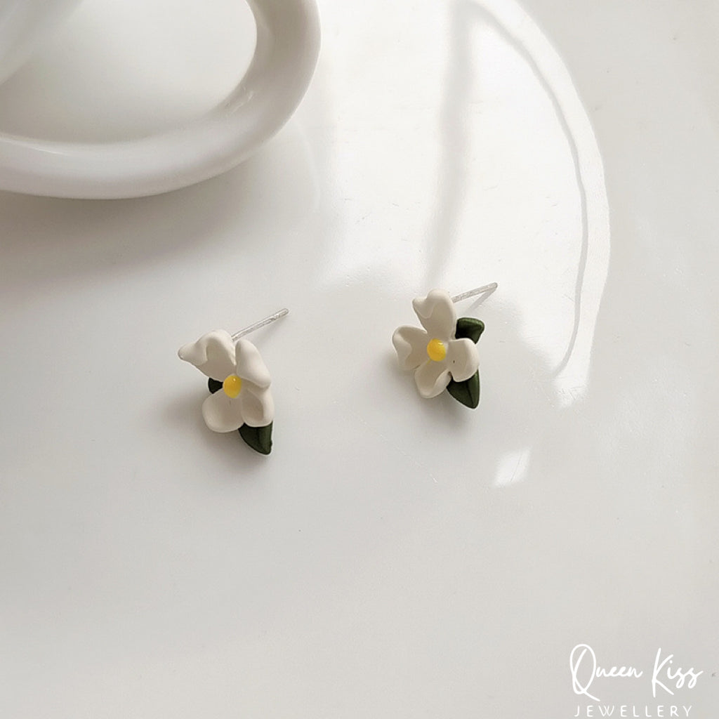 Enamel White Floral Flowers Stud Earrings -- Floral Lady !!