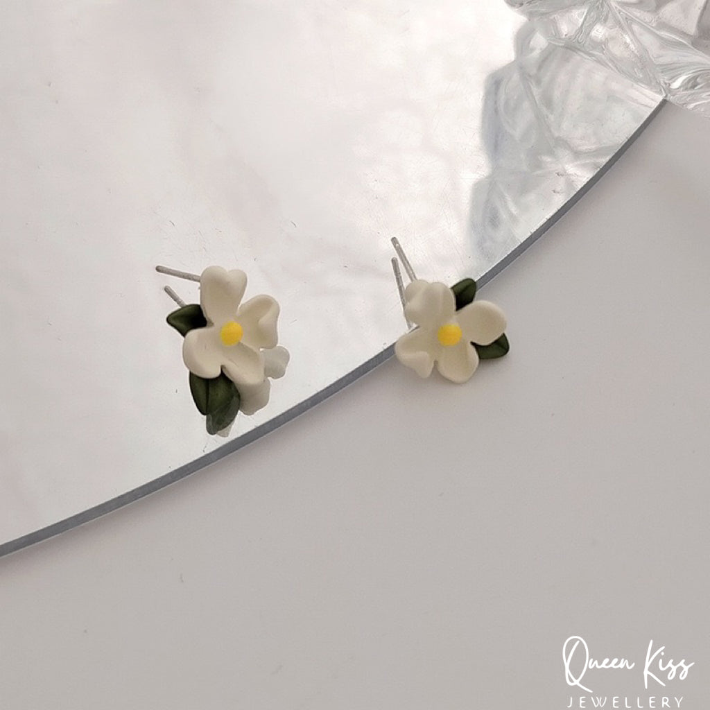 Enamel White Floral Flowers Stud Earrings -- Floral Lady !!