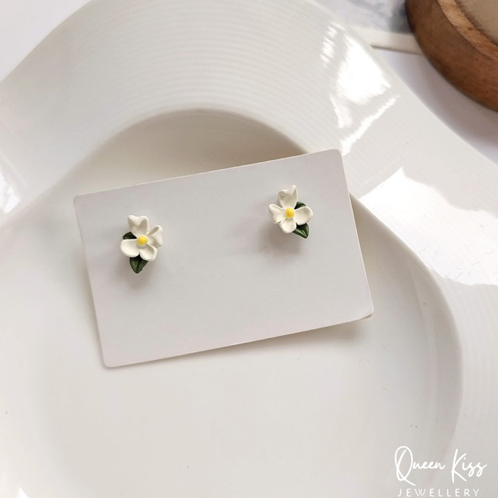 Enamel White Floral Flowers Stud Earrings -- Floral Lady !!