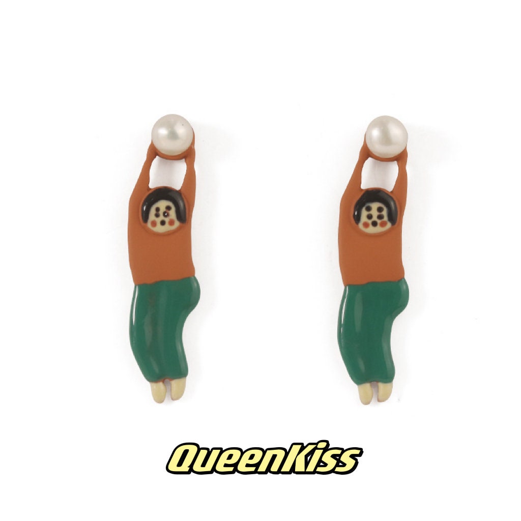 Enamelled Adorable Little Mate Holding Pearl Stylish Stud Earrings for Women Men