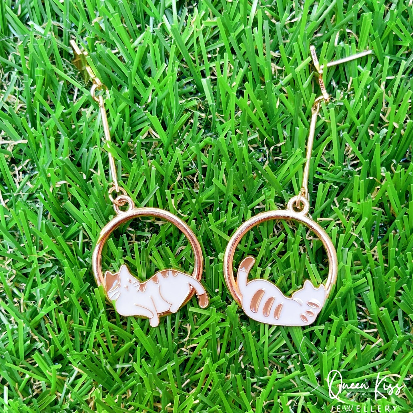 Super Cute Resting Kitty Cat Earrings -- Meow World!!