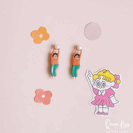 Enamelled Adorable Little Mate Holding Pearl Stylish Stud Earrings for Women Men