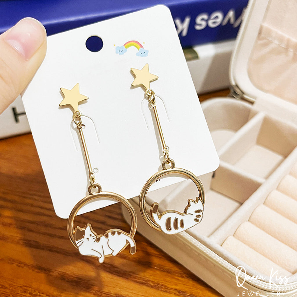 Super Cute Resting Kitty Cat Earrings -- Meow World!!