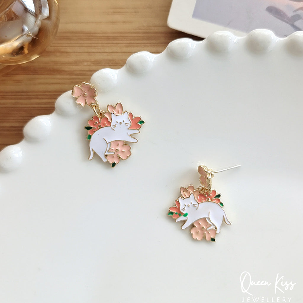 Super Cute Resting Kitty in Flowers Fun Love Earrings -- Fun Time!!