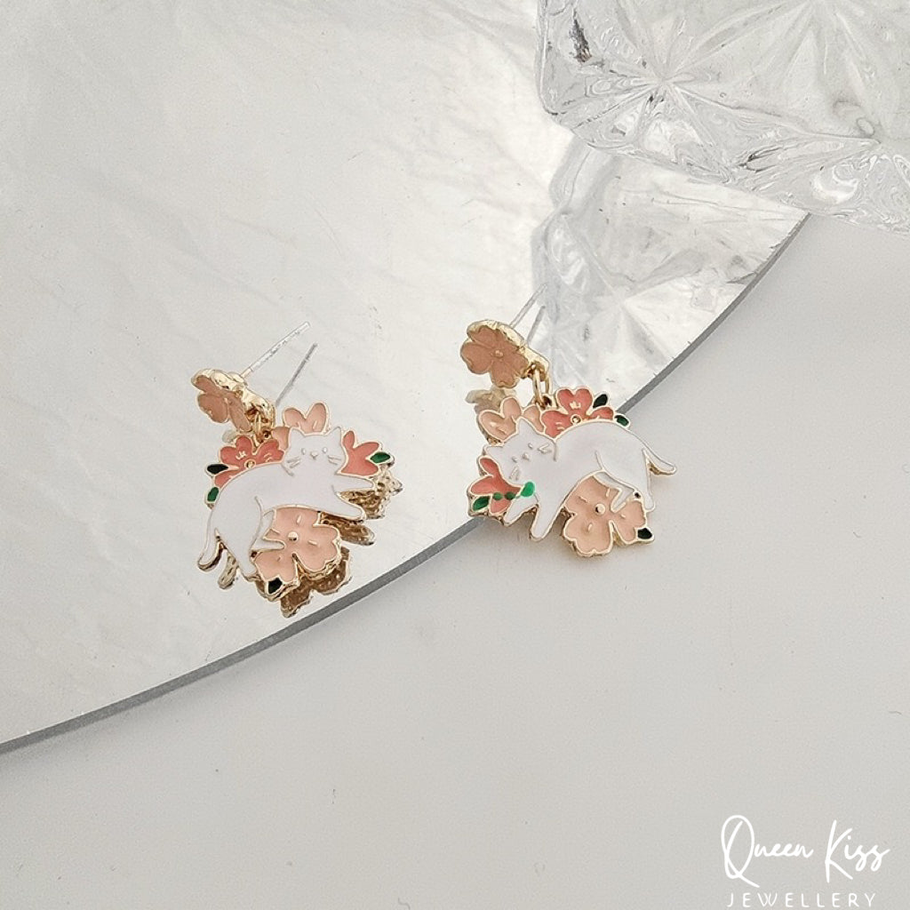 Super Cute Resting Kitty in Flowers Fun Love Earrings -- Fun Time!!