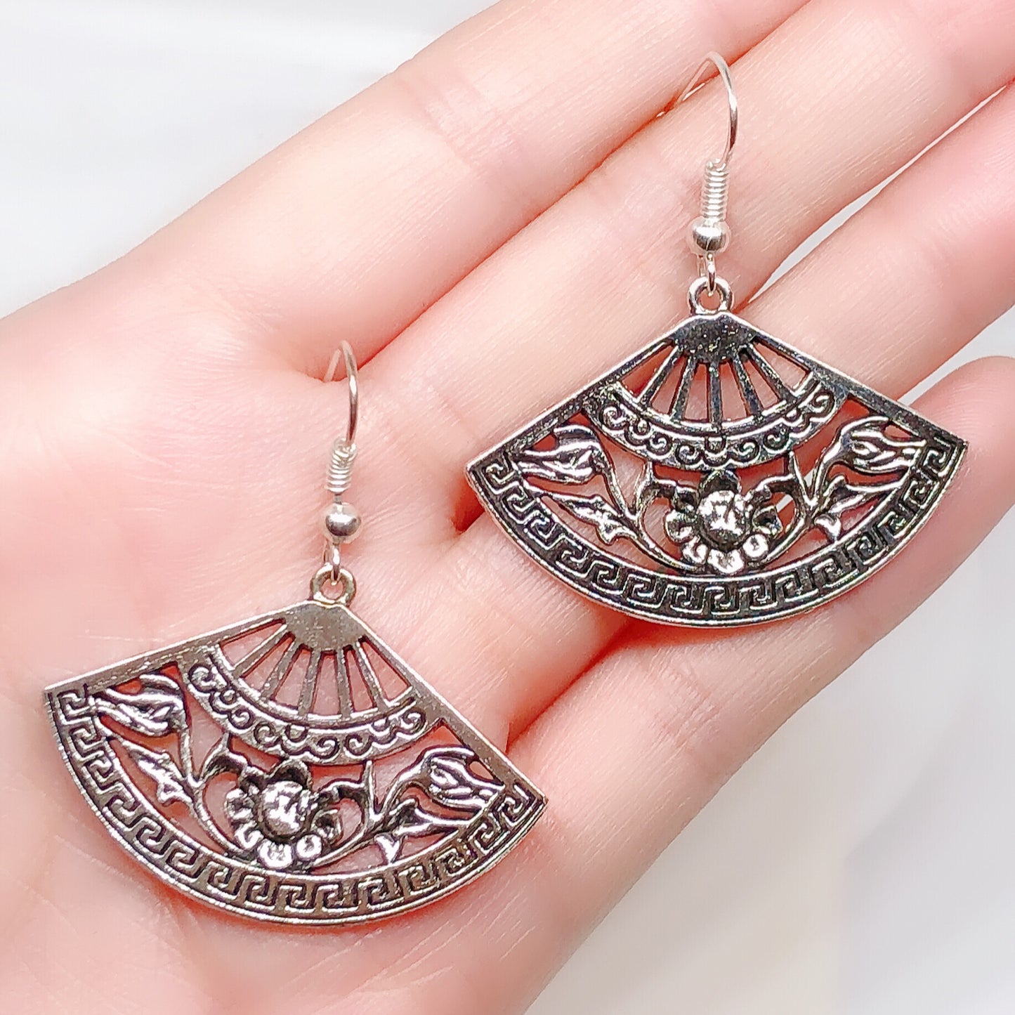 Sale!!! Elegant Floral Fan Silver Earrings -- Gorgeous Lady!!