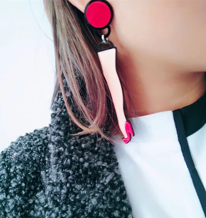 Lady Gaga and her legs acrylic earrings -- Bad Romance!!