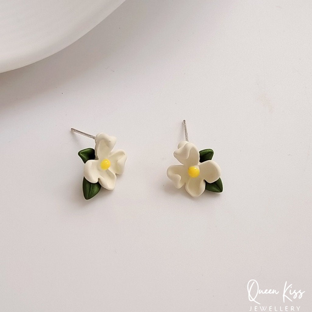 Enamel White Floral Flowers Stud Earrings -- Floral Lady !!