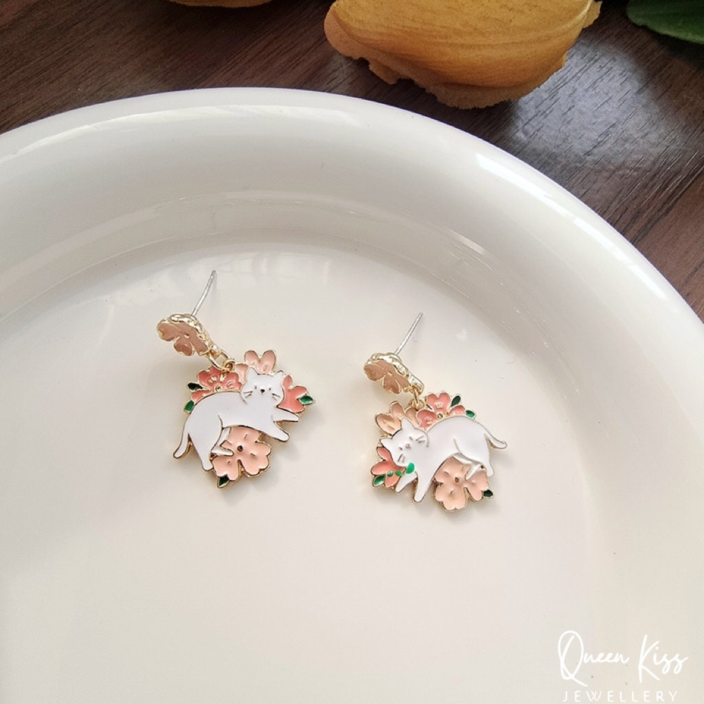 Super Cute Resting Kitty in Flowers Fun Love Earrings -- Fun Time!!